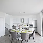 Villa Olive Gold, Luxury And Brand New 2bdr With Private Pool