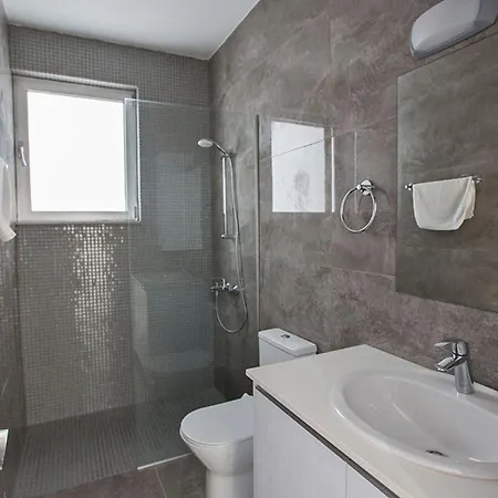 别墅 Olive Gold, Luxury And Brand New 2bdr With Private Pool 普罗塔拉斯