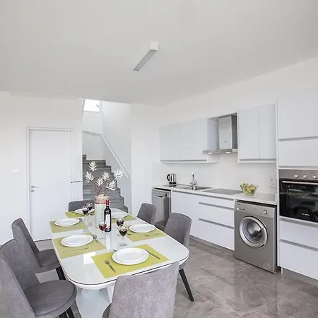 Olive Gold, Luxury And Brand New 2bdr With Private Pool 别墅