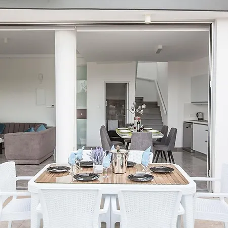 Olive Gold, Luxury And Brand New 2bdr With Private Pool * プロタラス